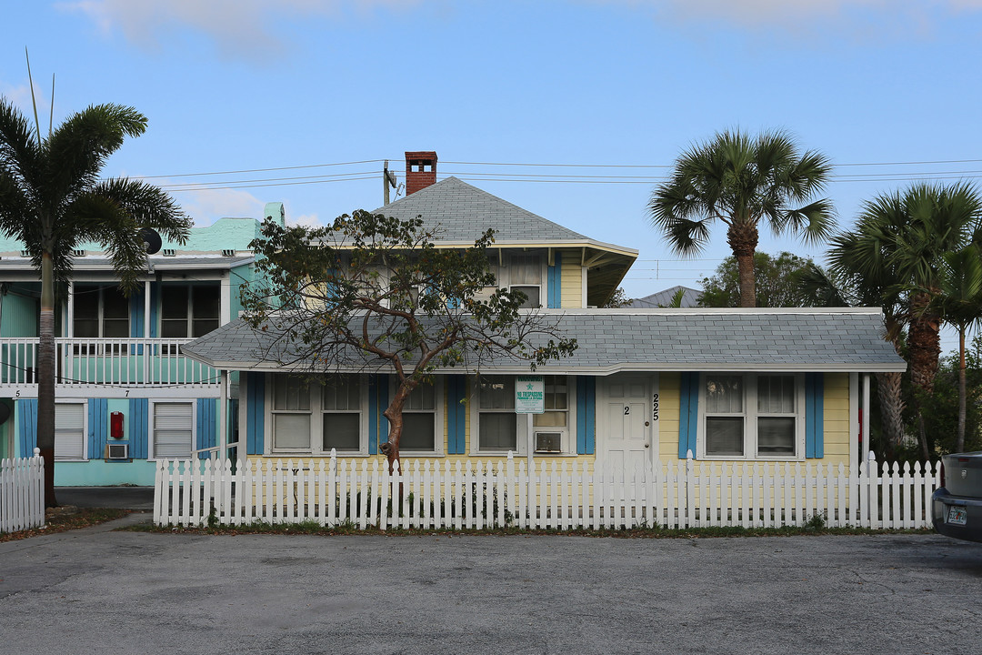 225 N H St in Lake Worth, FL - Building Photo