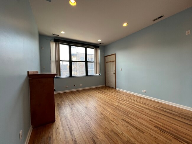 905 N Racine Ave, Unit 2 in Chicago, IL - Building Photo - Building Photo