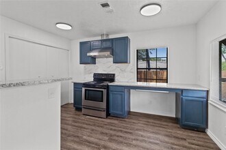 805 28 1/2 St in San Leon, TX - Building Photo - Building Photo