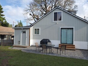 16427 Front Ave in Oregon City, OR - Foto de edificio - Building Photo