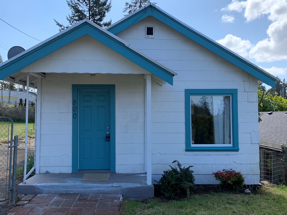 800 Oakhill Ave SE in Salem, OR - Building Photo