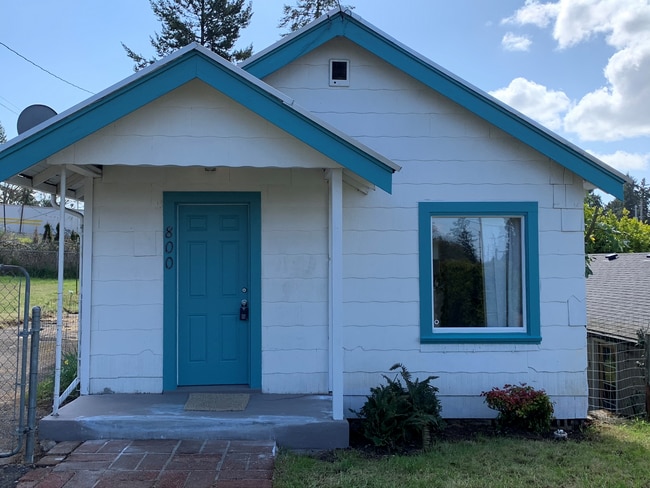 property at 800 Oakhill Ave SE