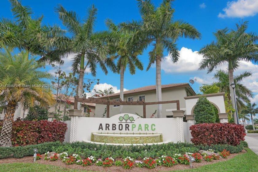 6001 Woods Edge Cir in Riviera Beach, FL - Building Photo