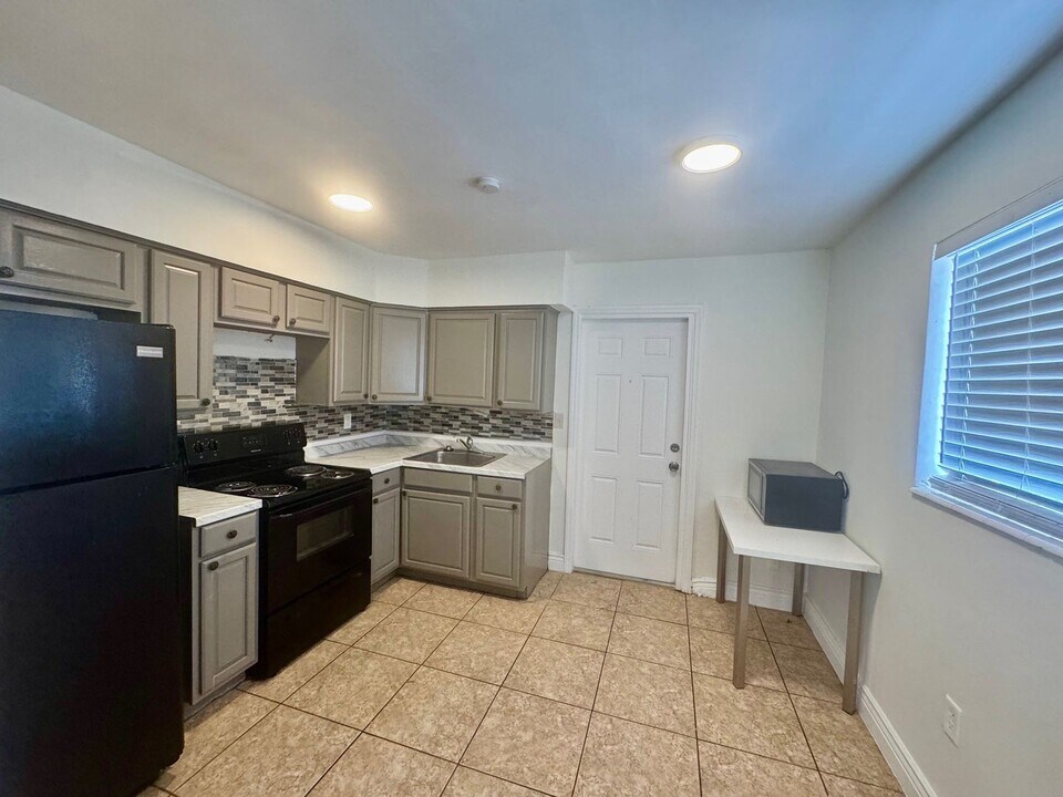 2633-2635 NW 9th Ave in Wilton Manors, FL - Building Photo