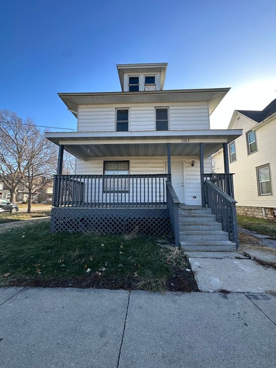 1303 W 2nd St in Waterloo, IA - Foto de edificio