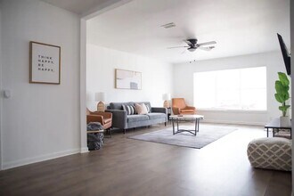 166 Willow Ave in New Braunfels, TX - Foto de edificio - Building Photo