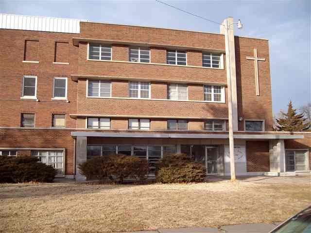 Monroe Place in Hutchinson, KS - Building Photo