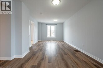 325 Robert St in , ON - Building Photo - Building Photo