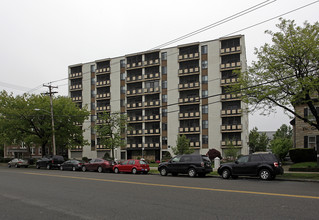 Mass Ave, 385 in Arlington, MA - Foto de edificio - Building Photo