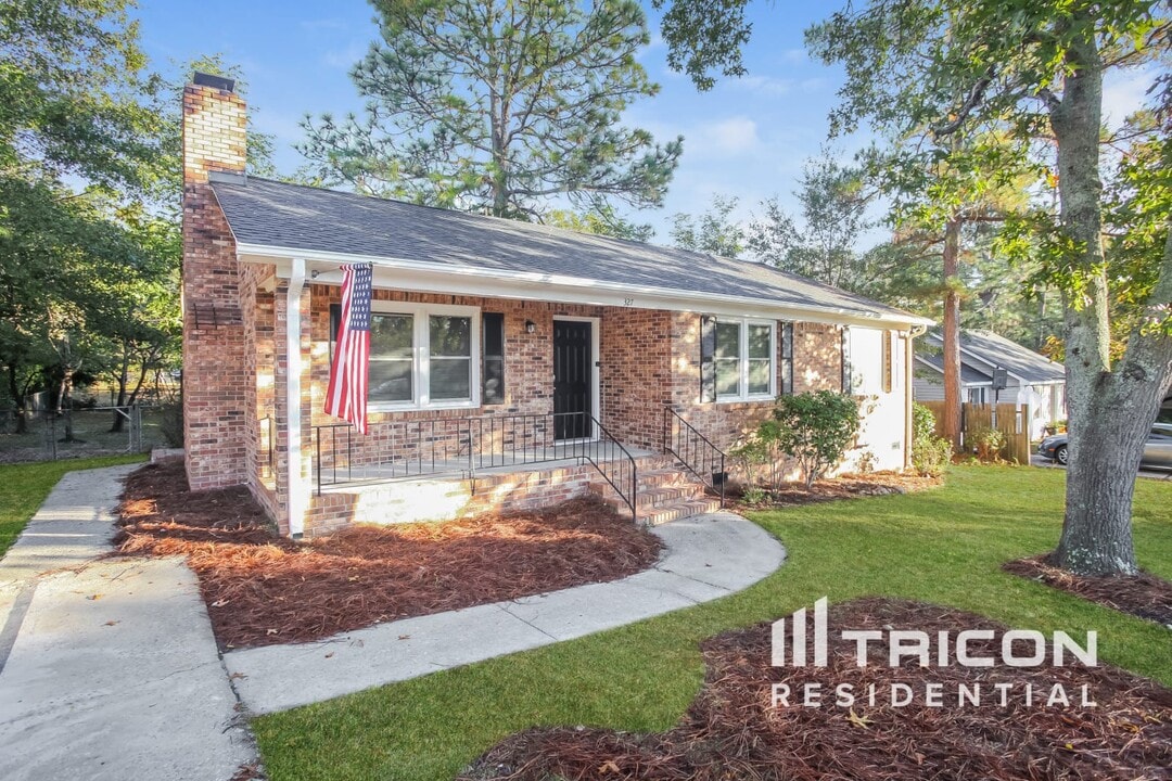 327 Westridge Rd in Elgin, SC - Foto de edificio