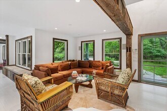 325 Narrow Ln in Bridgehampton, NY - Foto de edificio - Building Photo