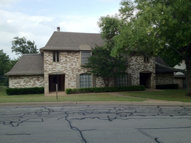 property at 909 Briar Dr