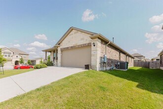 101 Falkland St in Hutto, TX - Building Photo - Building Photo