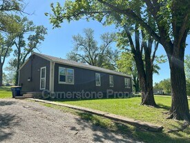8275 Lakeview Dr in De Soto, KS - Building Photo