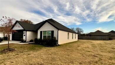 331 W Taverner Xing in Farmington, AR - Foto de edificio - Building Photo