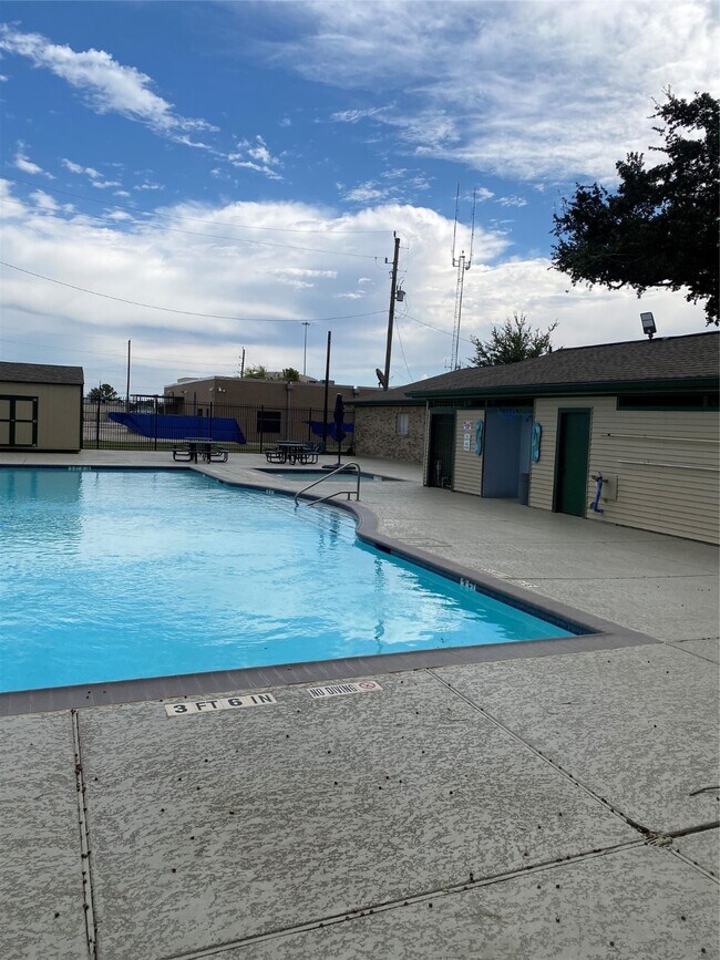 property at 415 N Forest Blvd