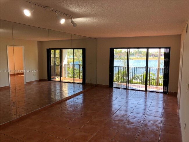 250 W Park Dr in Miami, FL - Building Photo - Building Photo