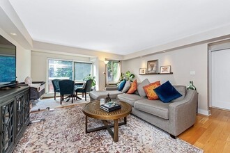 4 Trowbridge Pl in Cambridge, MA - Building Photo - Building Photo