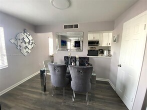 1570 W 46th St in Hialeah, FL - Foto de edificio - Building Photo