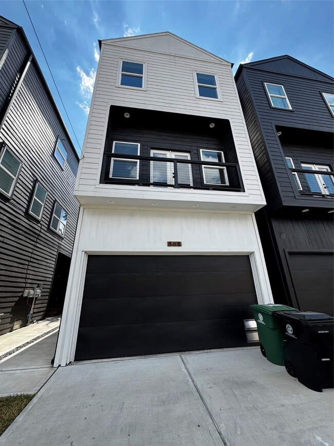 property at 868 E 35th St