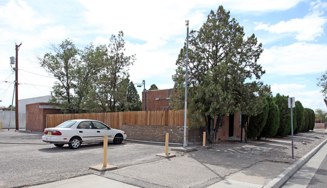 124 Aliso Dr NE in Albuquerque, NM - Foto de edificio - Building Photo