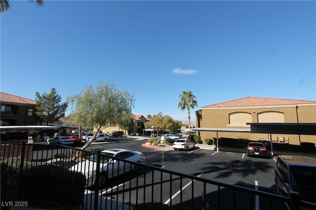 950 Seven Hills Dr, Unit 3017 in Henderson, NV - Building Photo - Building Photo
