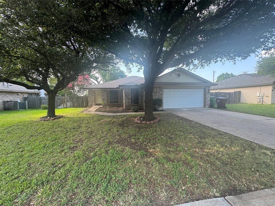 1002 Leah Ln in Round Rock, TX - Building Photo
