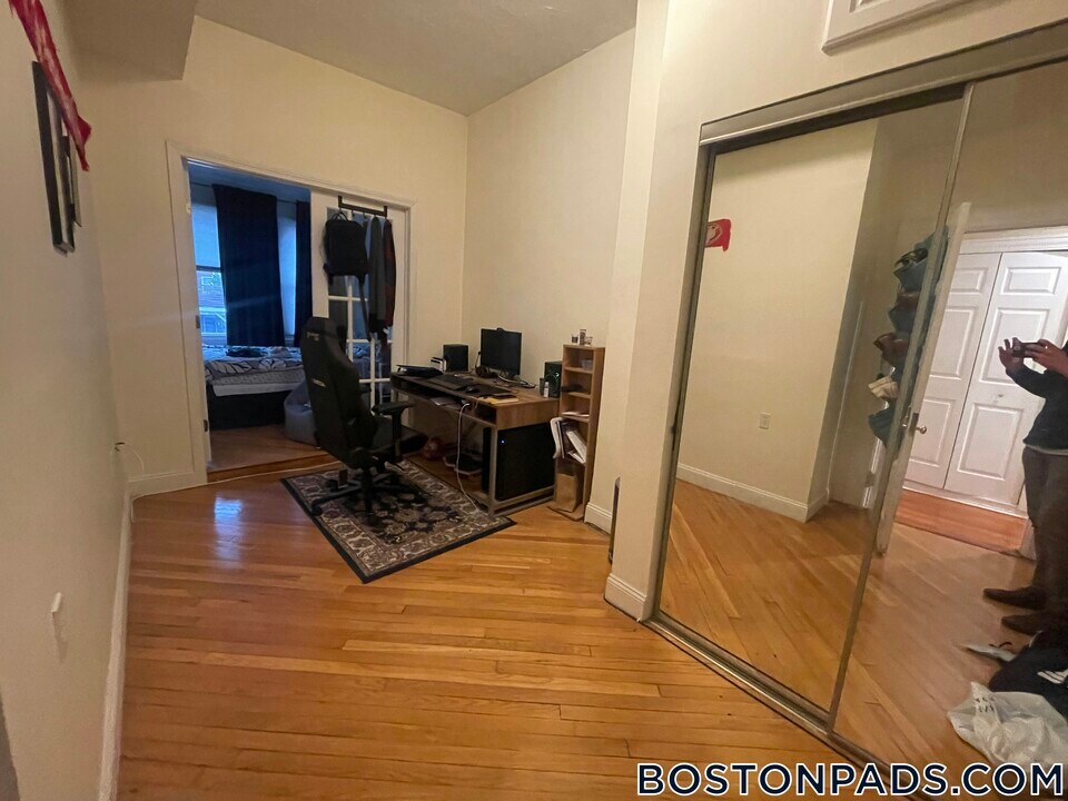 1689 Beacon St in Brookline, MA - Building Photo