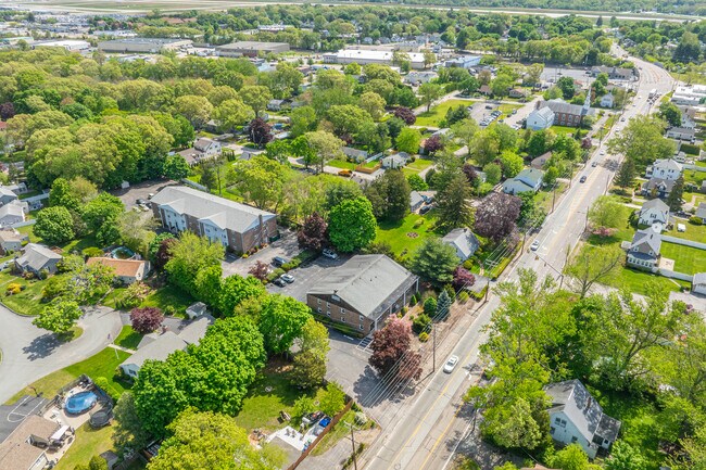Midland Manor Apartments in Warwick, RI - Foto de edificio - Building Photo