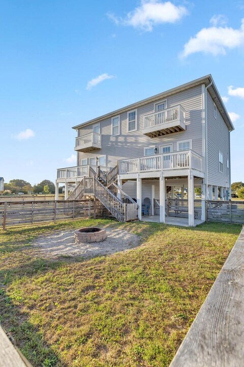 234 Twin Oaks Dr in Hampstead, NC - Building Photo