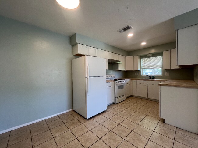 2507 Terry Ln in Sarasota, FL - Building Photo - Building Photo