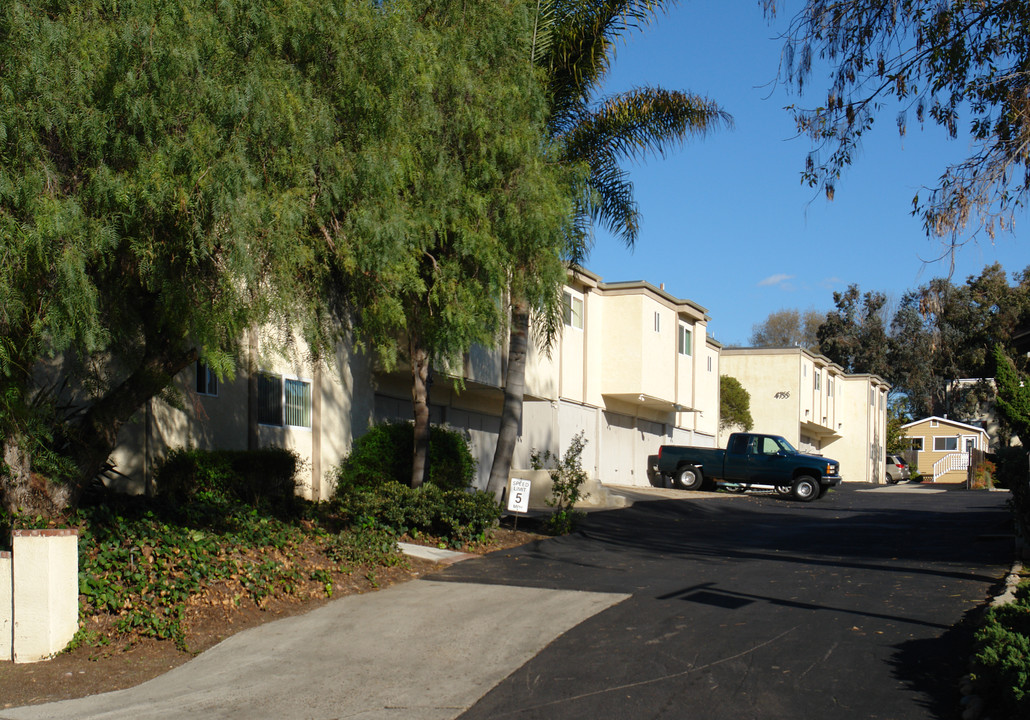 Colonial Apartments in La Mesa, CA - Building Photo