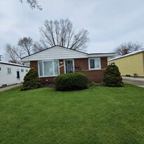 22431 Lake Dr in St. Clair Shores, MI - Building Photo
