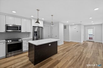 32 1/2 Village Rd in Milford, CT - Building Photo - Building Photo