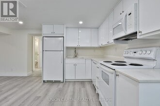 383 Neal Dr in Richmond Hill, ON - Building Photo - Building Photo