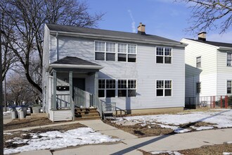 Long Island Place Apartments in Milwaukee, WI - Foto de edificio - Building Photo