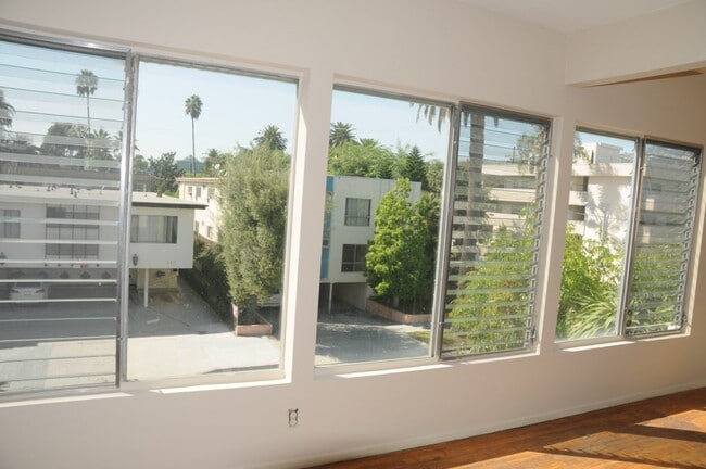 556 Kings N Rd, Unit Kings #5 in West Hollywood, CA - Foto de edificio - Building Photo