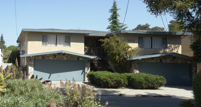 3909 High St in Oakland, CA - Foto de edificio - Building Photo