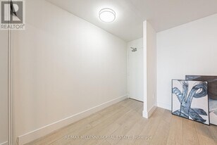 2220 Marine Dr in Oakville, ON - Building Photo