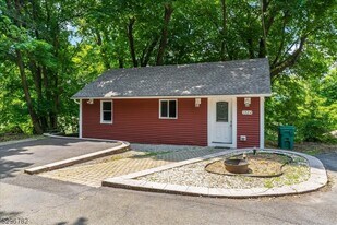 132 Sparta Ave in Newton, NJ - Building Photo