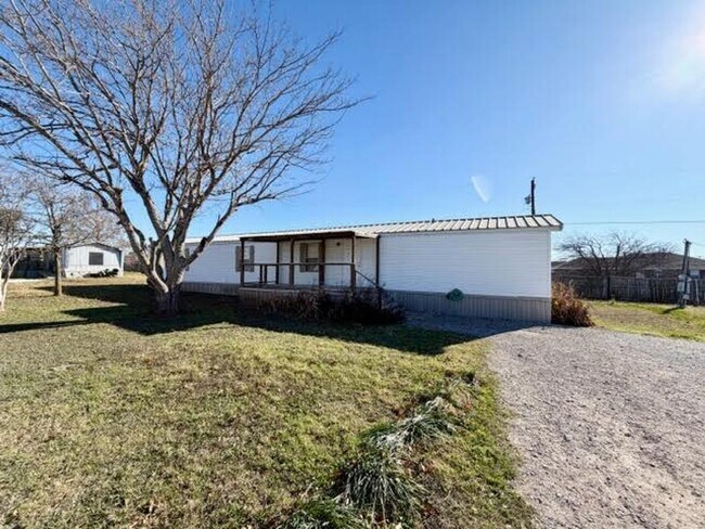 136 Burkhart Ln in China Spring, TX - Building Photo - Building Photo