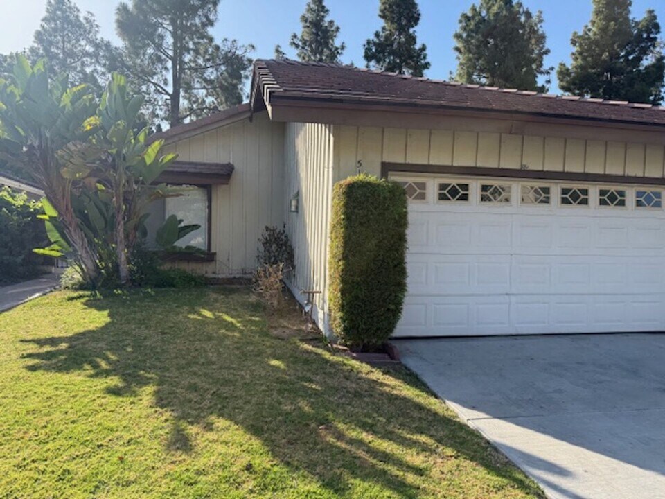 51 Sparrowhawk in Irvine, CA - Building Photo
