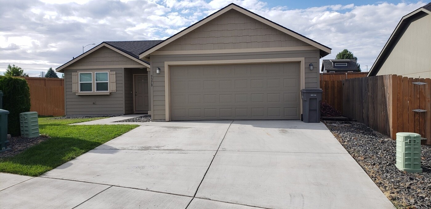 9378 W 5th Pl in Kennewick, WA - Building Photo