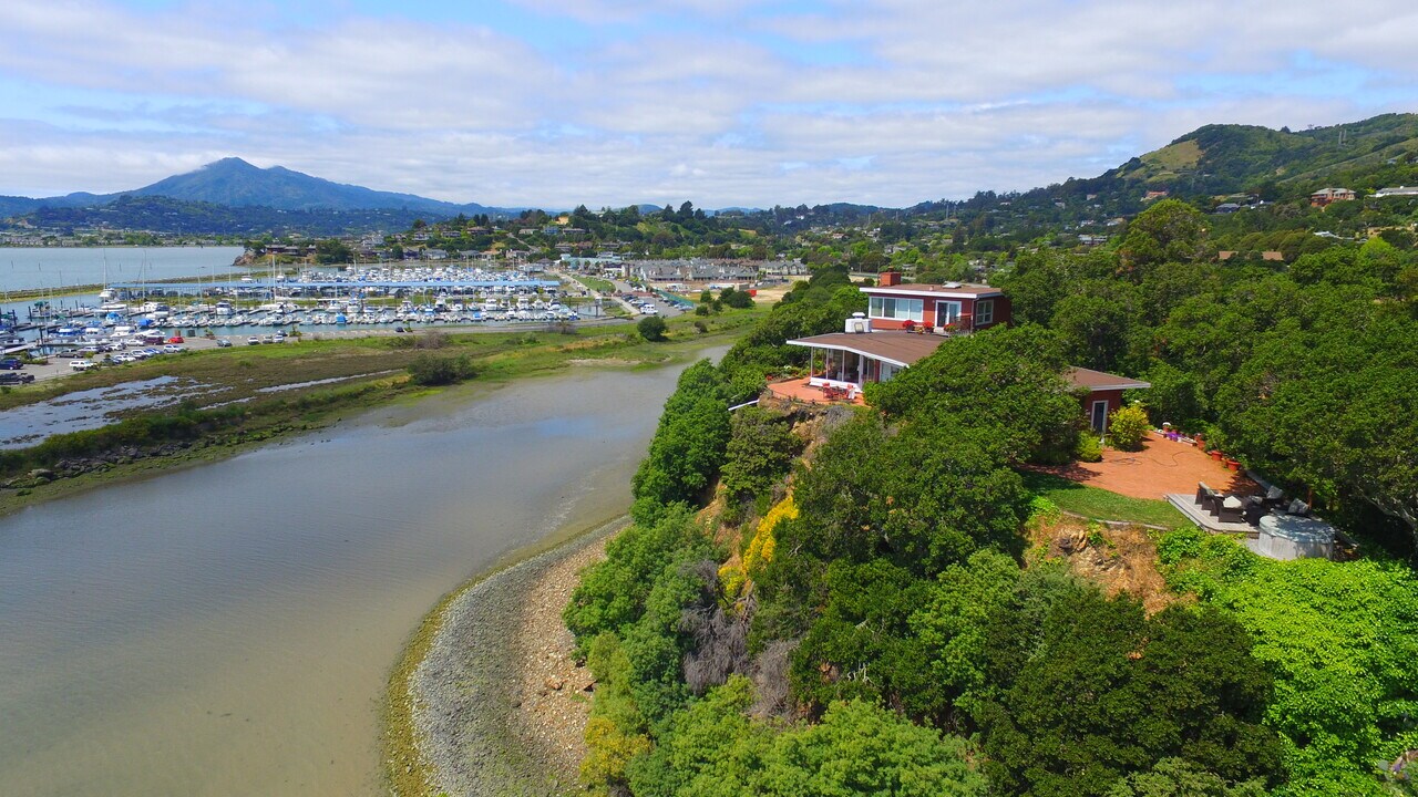 55 Marine Dr in San Rafael, CA - Foto de edificio