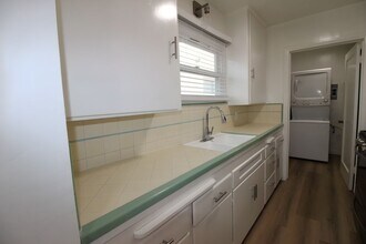 230 Avenue G in Redondo Beach, CA - Building Photo - Building Photo