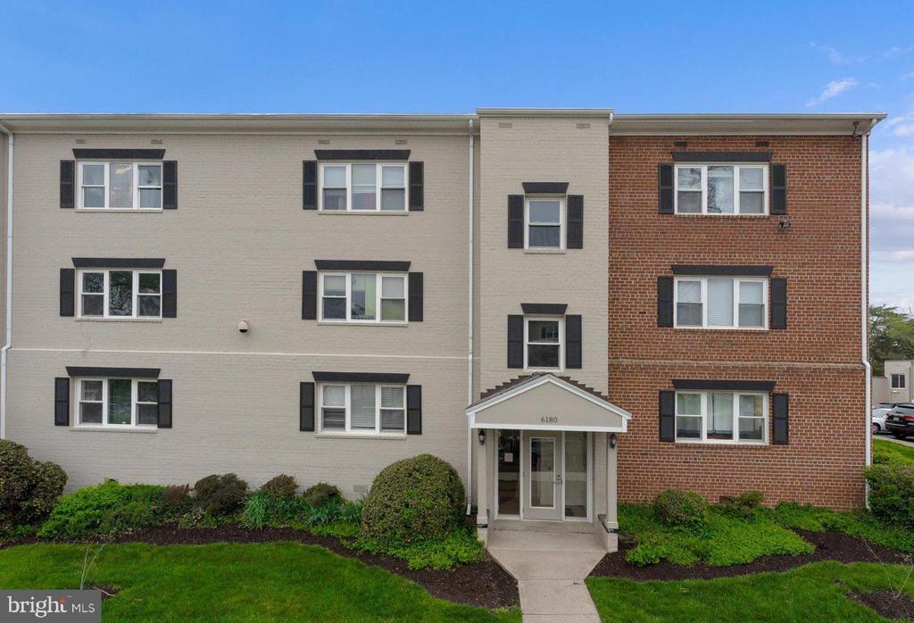6180 Greenwood Dr in Falls Church, VA - Building Photo