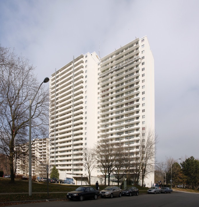 2211 Sherobee Road in Mississauga, ON - Building Photo