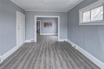 4657 Warner Rd-Unit -2 in Garfield Heights, OH - Building Photo - Building Photo