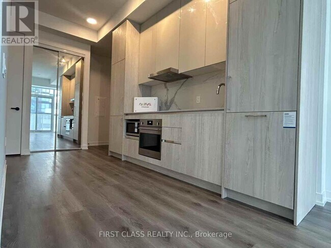 225 Commerce St in Vaughan, ON - Building Photo - Building Photo