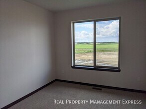 3 Bedroom 1.5 Bathroom Townhome w/ Double in Sioux Falls, SD - Building Photo - Building Photo